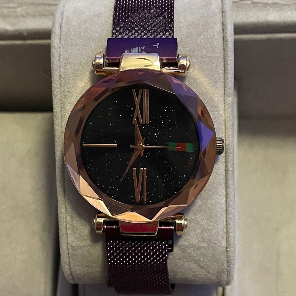 Elegant Pur and rose gold Women’s Watch
Mesh band w magnetic closure New battery